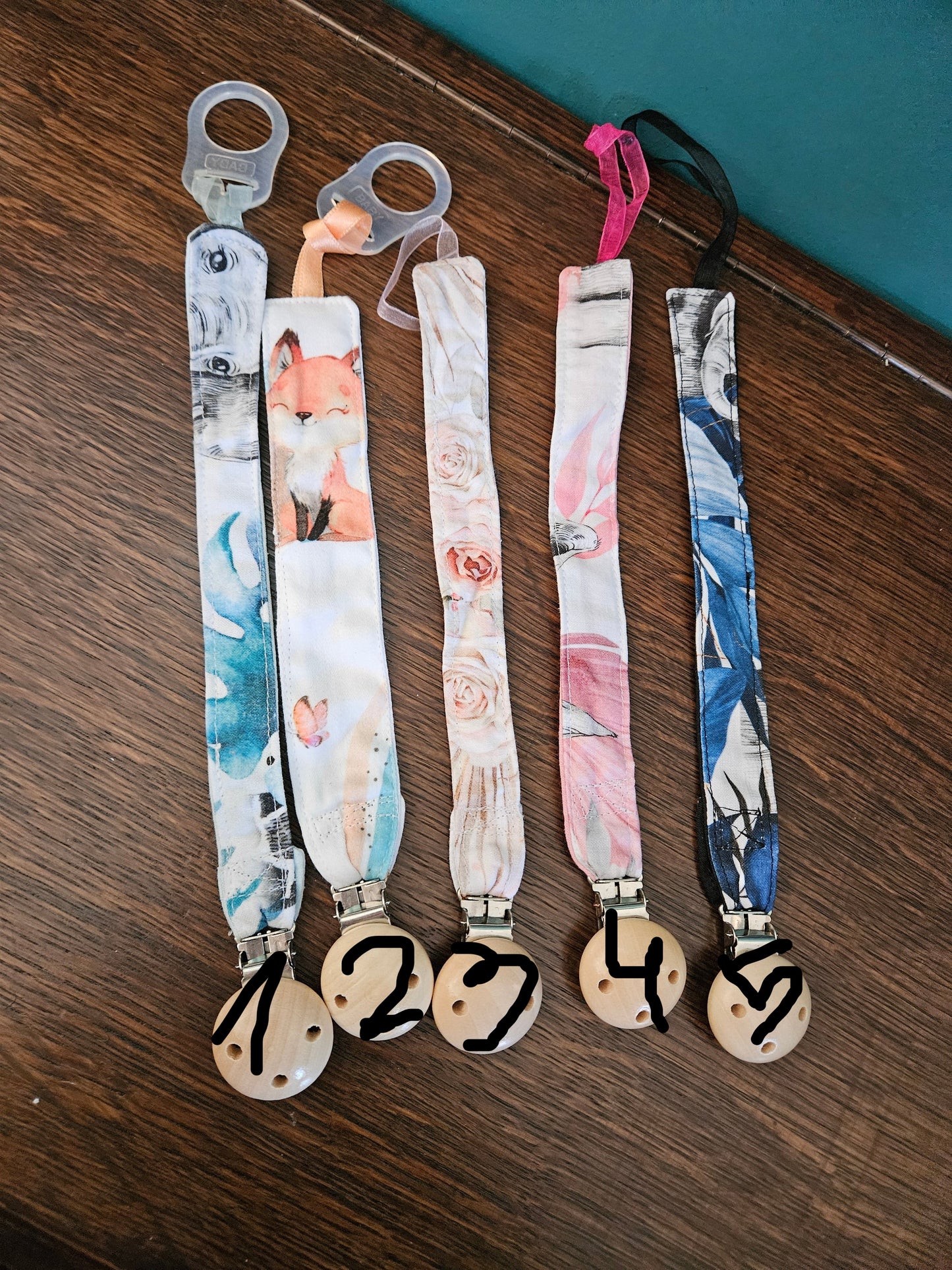 Attache tétine en stock