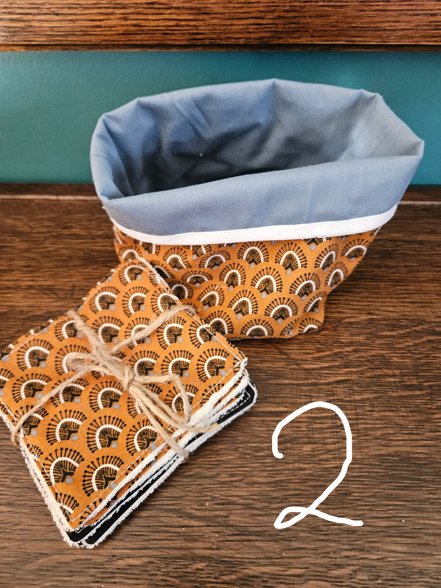 Panier avec 6 lingettes assorties