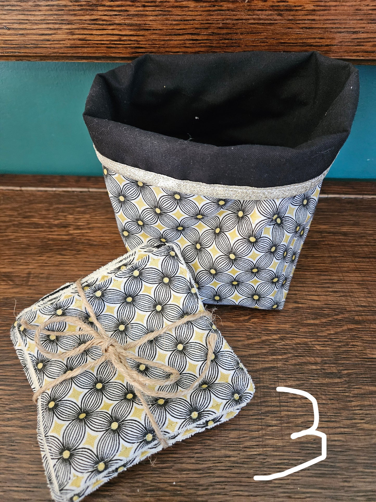 Panier avec 6 lingettes assorties