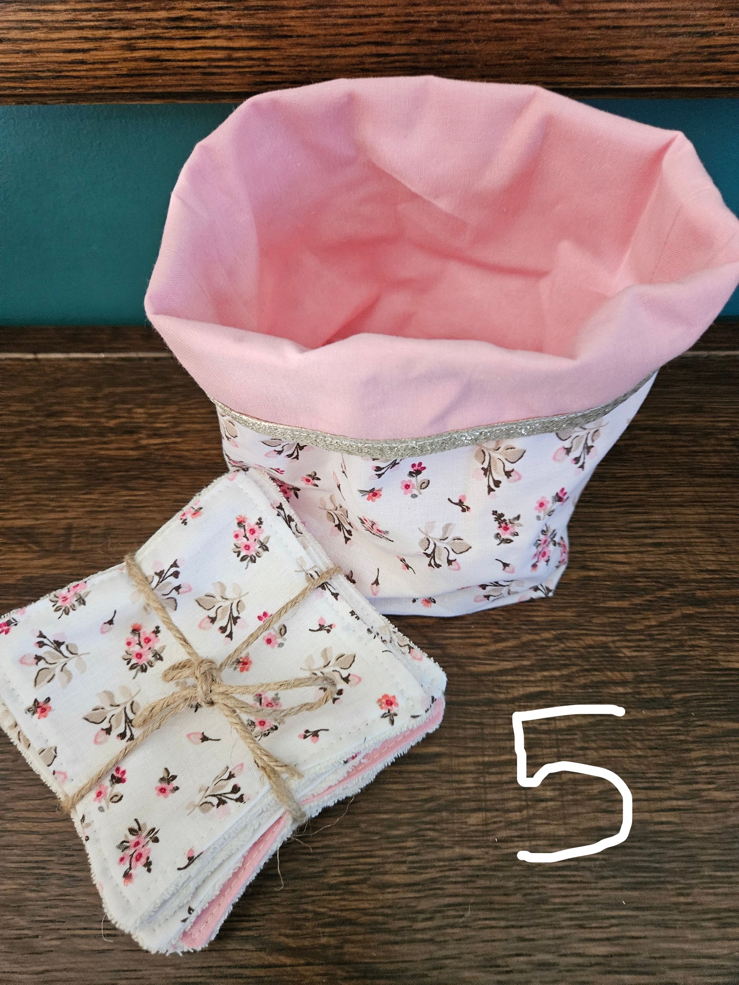 Panier avec 6 lingettes assorties