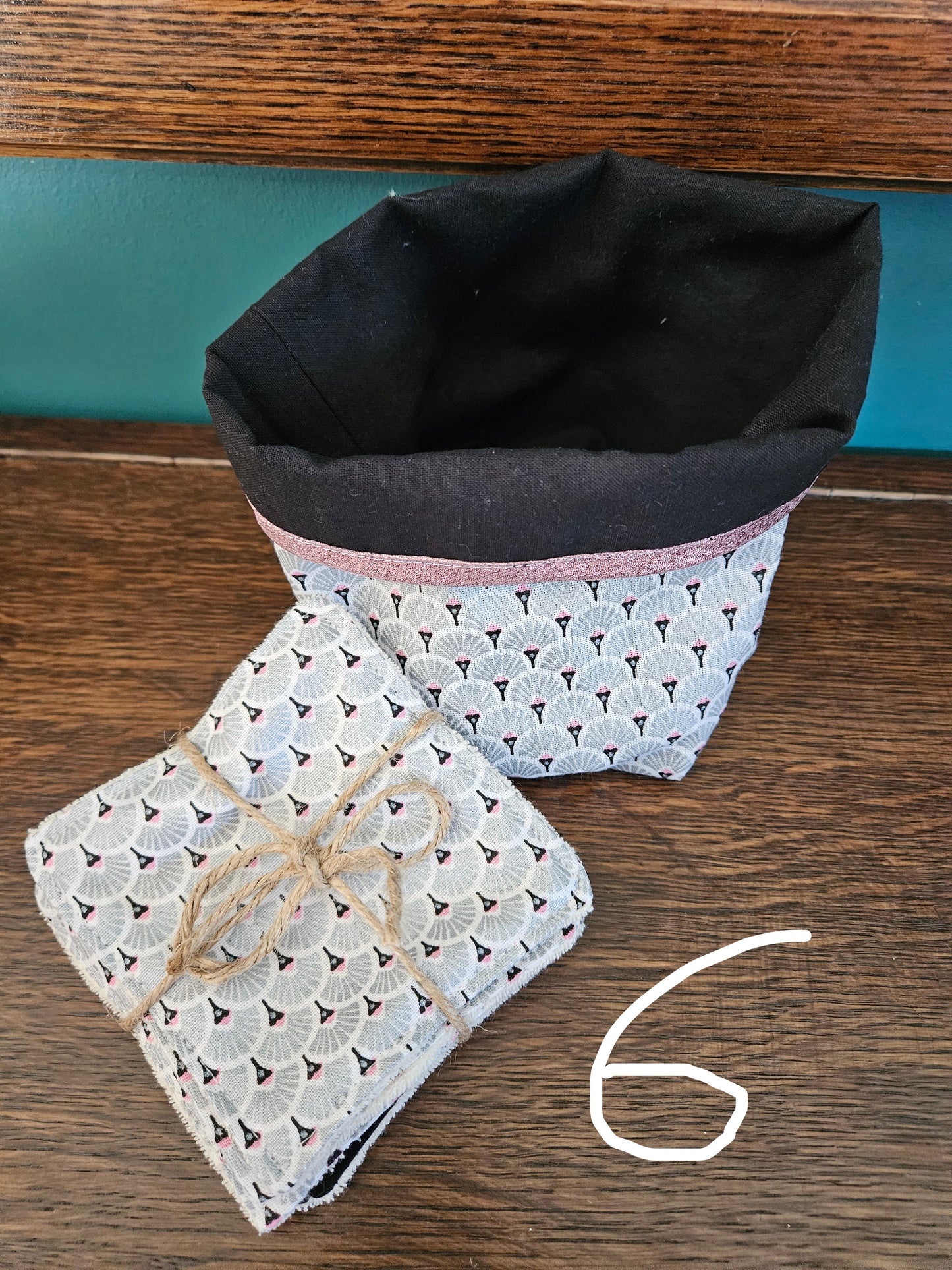 Panier avec 6 lingettes assorties